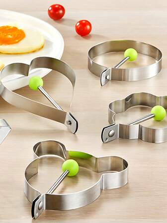 5 PIEZAS. Cocedor de huevos. Molde para huevos escalfados. Tamaño grande, acero inoxidable extra grueso. Difícil de romper, fácil de limpiar. Plegable para un almacenamiento sencillo. Moldes para dar forma a los huevos en forma de estrella, redonda, corazón, flor y otras formas. Molde para freír huevos con forma de corazón. Anillo de acero inoxidable para huevos para uso doméstico.