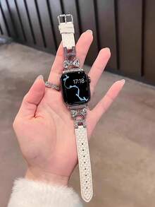 女士真皮表带，兼容，复古风格，白色表盘，饰以闪亮锆石胸针，可爱时尚，尽显优质品质。尺寸：38/40/41/42/44/45/46/49毫米，兼容型号：S11/10/9/8/7/6/5/4/3/2/1/SE/Ultra3/2/1。适合冬季场合：情人节礼物、生日礼物、日常装饰、配饰。 - 白色 - 查看 3