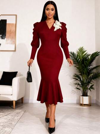 AOMEI 优雅女士酒红色泡泡袖鱼尾中长连衣裙，饰有蕾丝花朵贴花，适合正式晚宴、鸡尾酒会、新年派对等场合，时尚别致的晚礼服，秋冬女装系列。