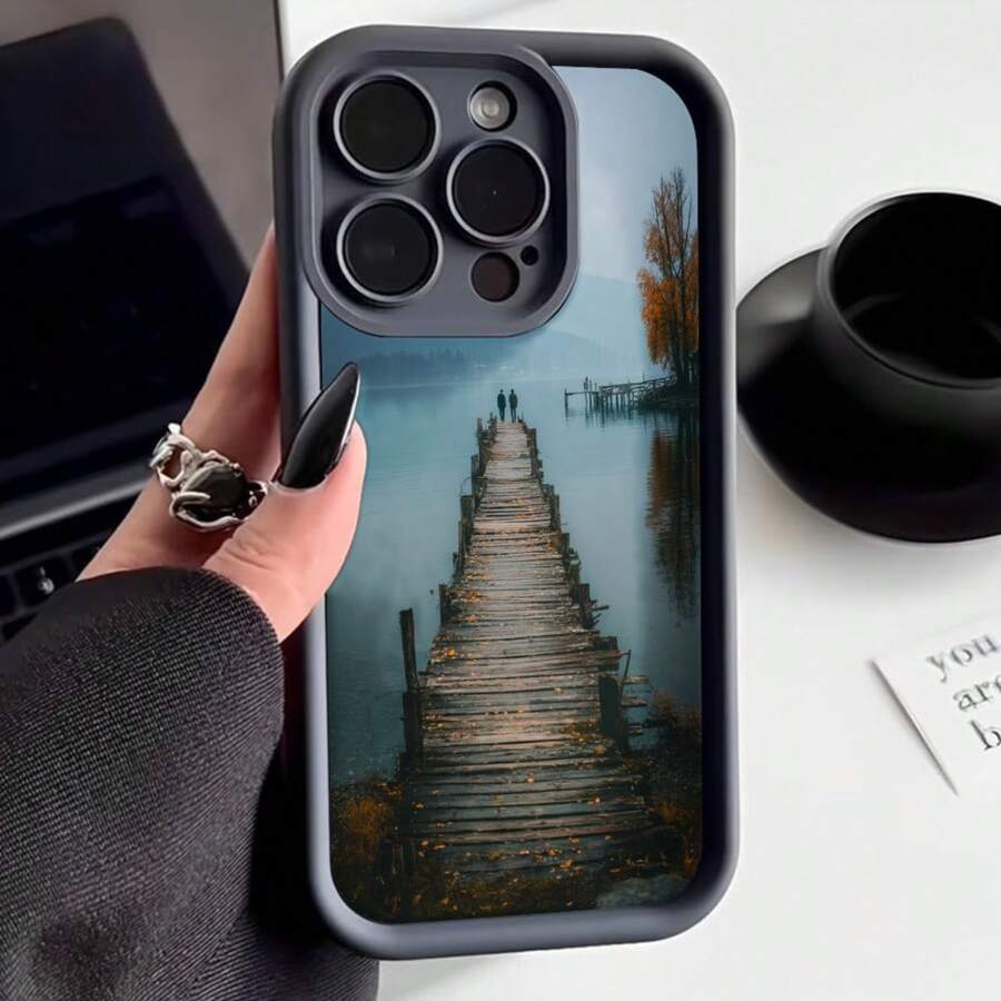 Cubierta de teléfono con borde protector color gris oscuro diseño de muelle de madera en lago con hojas otoñales y siluetas de personas al fondo ideal para uso diario y protección contra golpes - Burdeos - Ver 1