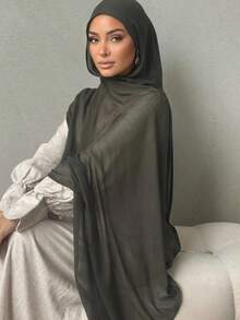 1条180*70厘米女士纯色粘胶纤维透气柔软莫代尔头巾，适合搭配阿巴雅长袍，防滑 - Viscose hijab - 查看 6