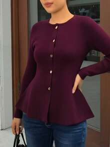 Áo khoác cardigan nữ cỡ lớn, tay dài, cổ tròn, màu trơn. Viền bèo nhún tạo điểm nhấn thanh lịch và thời trang. Chiếc áo len tinh tế và phong cách này hoàn hảo cho chụp ảnh, mặc hàng ngày hoặc đi dạo. - Màu Đỏ Sâu - Xem 8