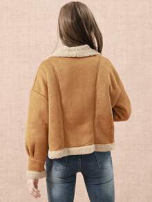 女士休闲保暖轻薄秋冬外套，时尚常规长度泰迪熊外套，采用羊毛质感面料，配有披肩领和撞色包边。