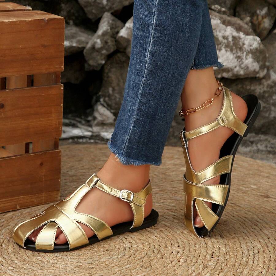 Sandal nữ cổ điển đế bằng kiểu đan chéo, đế trong chống trượt êm ái, phần trên bằng da tổng hợp mềm mại với quai đeo mắt cá chân, phù hợp cho cả dịp thường ngày và trang trọng, thiết kế quai chữ T với khóa cài điều chỉnh được.