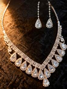 طقم مجوهرات فاخر من الأقراط والعقد المرصع بالكريستال اللامع، قطعتان، مناسب للنساء للارتداء في المناسبات الرسمية كالخطوبة والزفاف والحفلات والهالوين والكريسماس والعطلات - فضي - مشاهدة 5