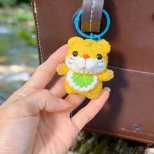 1个毛绒动物钥匙扣/挂件，可爱卡通吊坠，可用于包包、手机、行李箱