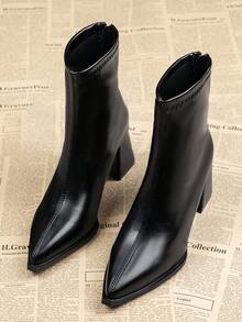 2025 Autumn/Winter New Fashion Pointed Toe Thick Heel Black Leather Short Boots, High-End Slim Fit, Zipper Back, Versatile Ankle Boots