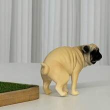 一套迷你巴哥犬PVC宠物装饰摆件，造型逼真，带有绿植，是理想的房间装饰、卧室装饰、家居装饰、办公室装饰或汽车配件，宠物配件，趣味十足的宠物设计，可用作节日礼物、情人节礼物（送给女性）。