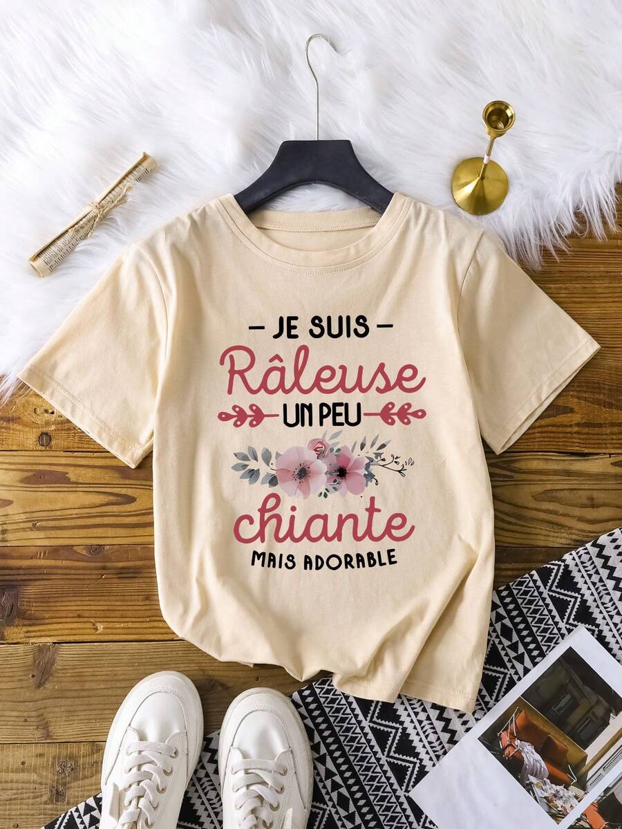 “Adorable Aisles”女士休闲短袖 T 恤，带有法语引语和花卉图案 - 圆领，休闲装，女士 T 恤 - 杏色 - 查看 1