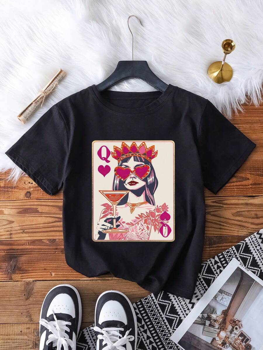 女款 [Heart King] 印花 T-shirt 黑色休閒短袖圓領上衣，鮮豔撲克牌調酒設計，適合夏季 - 黑色 - 查看 1