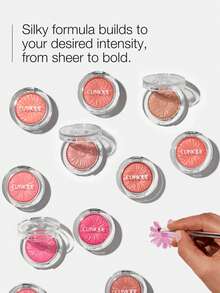 Clinique Blush in polvere Clinique Cheek Pop #05 Nude Pop, 3,5g/0,12 once | Colore vibrante e sfumabile per un aspetto naturale | Texture vellutata e leggera che si fonde uniformemente | Formula a lunga tenuta, senza effetto caking | Testato per le allergie, senza profumo, adatto a tutti i tipi di pelle | Disponibile in una gamma di tonalità universalmente lusinghiere | Perfetto per l'uso quotidiano o per occasioni speciali | Compatto pratico per ritocchi durante i viaggi