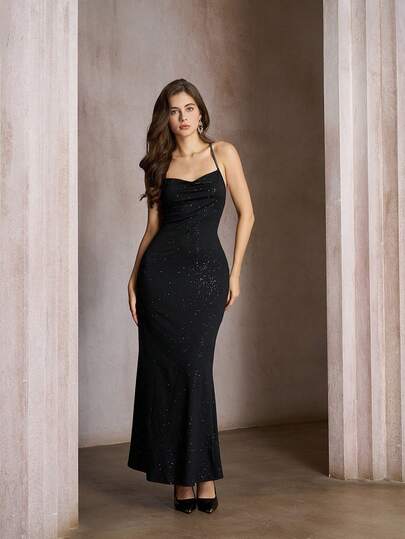 Robe élégante et ajustée pour femmes avec bretelles spaghetti élastiques, dos nu avec strass et croisillons. Convient pour les vacances, les sorties, le bureau, le port quotidien, Noël, le Nouvel An