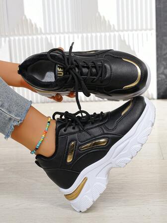 1双黑色冬季加绒保暖金色条纹休闲运动字母交叉绑带坡跟运动鞋，适合上学、度假、聚会、办公、室内外穿着，带鞋垫和厚底