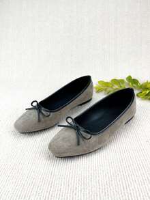 女士浅灰色蝴蝶结装饰芭蕾平底鞋，高品质浅灰色天鹅绒材质，休闲舒适，优雅的法式软底一脚蹬乐福鞋，适合搭配连衣裙、通勤和办公穿着，四季皆宜，舒适百搭。