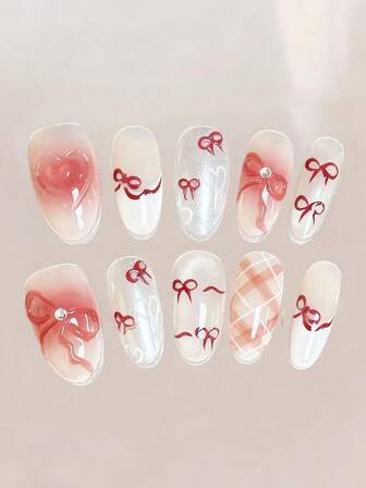 Un conjunto de 10 puntas de uñas en forma de ataúd largas y artesanales exquisitas para el Día de San Valentín y el otoño, con un degradado francés en color rojo cereza estilo Y2K, corazones pintados a mano, moños, patrones a cuadros, polvo de espejo aurora y adornos de rhinestone. Estas uñas tienen una apariencia suave, refinada y elegante, adecuadas para todas las estaciones