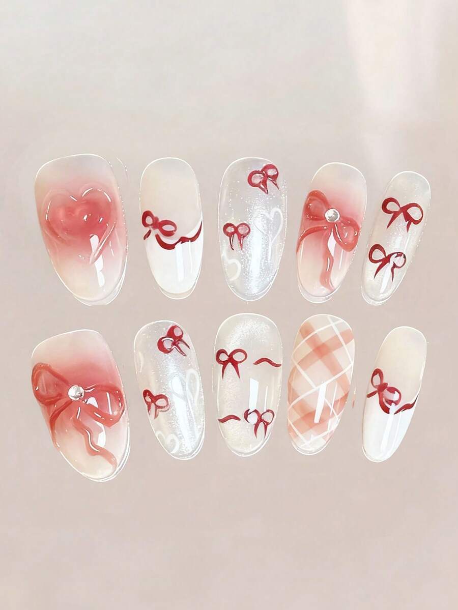 Ein Set mit 10 handgefertigten, exquisiten, lang-sargförmigen Nageltips für Valentinstag und Herbst, mit Y2K französischem Farbverlauf in Kirschrot, handgemalten Herzen, Schleifen, Karomuster, Aurora-Spiegeleffekt-Pulver und Strass-Verzierungen. Diese Nägel verleihen einen sanften, veredelten und eleganten Ausdruck, geeignet für alle Jahreszeiten. - Verschiedenfarbig - Übersicht 1