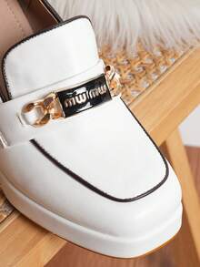 Mocasines de tacón grueso elegantes para mujer, Oxfords blancos con acento de cadena metálica, Bombas de estilo británico retro versátiles para uso diario, fiesta, trabajo, cita, boda, todas las estaciones, que realzan la altura y la longitud de las piernas