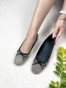 女士浅灰色蝴蝶结装饰芭蕾平底鞋，高品质浅灰色天鹅绒材质，休闲舒适，优雅的法式软底一脚蹬乐福鞋，适合搭配连衣裙、通勤和办公穿着，四季皆宜，舒适百搭。