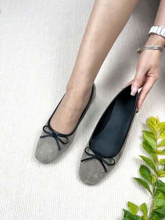 Ljusgrå balettskor med rosettdekor för kvinnor, högkvalitativt ljusgrått sammetsmaterial, avslappnade och bekväma, eleganta franska slip-on loafers med mjuk botten, lämpliga för klänningar, pendling och kontorskläder, bekväma och mångsidiga för alla årstider