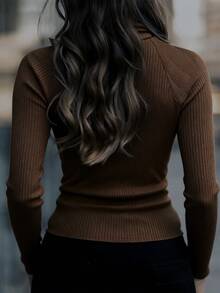 棕色高领拉链针织衫 | 修身剪裁，保暖弹力 | 简约拉链设计，百搭叠穿单品 | 适合办公室、通勤、休闲都市、秋冬季穿着