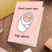 بطاقة تهنئة مع مغلف لمناسبة وصول مولود جديد، رسم توضيحي لرضيع ملفوف بحنان على خلفية قمر وأنجم وردية فاتحة، مثالية لتهنئة اللحظات الخاصة مع الأصدقاء والعائلة والزملاء - متعدد الألوان - مشاهدة 11