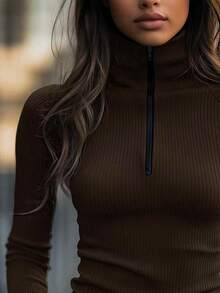 棕色高领拉链针织衫 | 修身剪裁，保暖弹力 | 简约拉链设计，百搭叠穿单品 | 适合办公室、通勤、休闲都市、秋冬季穿着