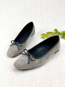 女士浅灰色蝴蝶结装饰芭蕾平底鞋，高品质浅灰色天鹅绒材质，休闲舒适，优雅的法式软底一脚蹬乐福鞋，适合搭配连衣裙、通勤和办公穿着，四季皆宜，舒适百搭。