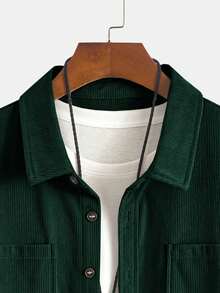 Áo khoác sơ mi nam dáng casual bằng vải nhung kẻ polyester nhẹ, cổ bẻ, cài nút, tay dài, có hai túi, phù hợp cho mặc hàng ngày, thời trang, đi làm, thoải mái ở nhà và dạo phố. - Màu xanh lá cây đậm - Xem 5