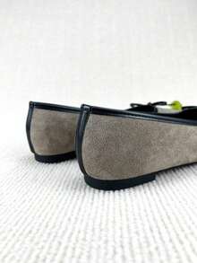 女士浅灰色蝴蝶结装饰芭蕾平底鞋，高品质浅灰色天鹅绒材质，休闲舒适，优雅的法式软底一脚蹬乐福鞋，适合搭配连衣裙、通勤和办公穿着，四季皆宜，舒适百搭。