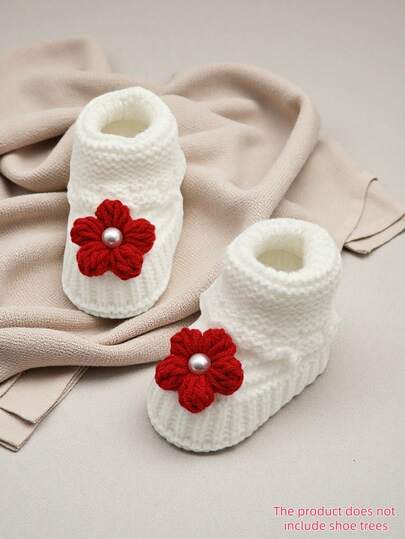 1双手工编织婴儿鞋，花卉图案，白色婴儿床鞋
