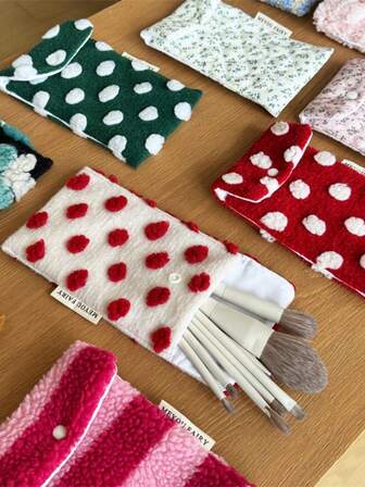 1Pc Striped Flower Polka Dots Pattern Quilted Winter Plush Glasses Bag Girls Glasses Storage Box Multi-Function Storage Bag Glasses Storage Box Jewelry Storage Box Glasses Accessories Korean Style Button Closure Design Perfectly Protects Sunglasses And Makes It A Great Gift Birthday Gift Gift For Best Friend Wedding Bridesmaid Gift Commuter Necessities Travel Necessities Dormitory Necessities