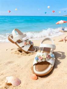 2025年必备时尚单品：一双适合3至12岁儿童的平底凉鞋。白色皮革花朵设计，方便穿脱；云朵鞋底，即使长时间行走也不会感到疲劳。这款儿童平底凉鞋适合春季郊游、户外活动、海滩、派对、返校以及城市旅行！