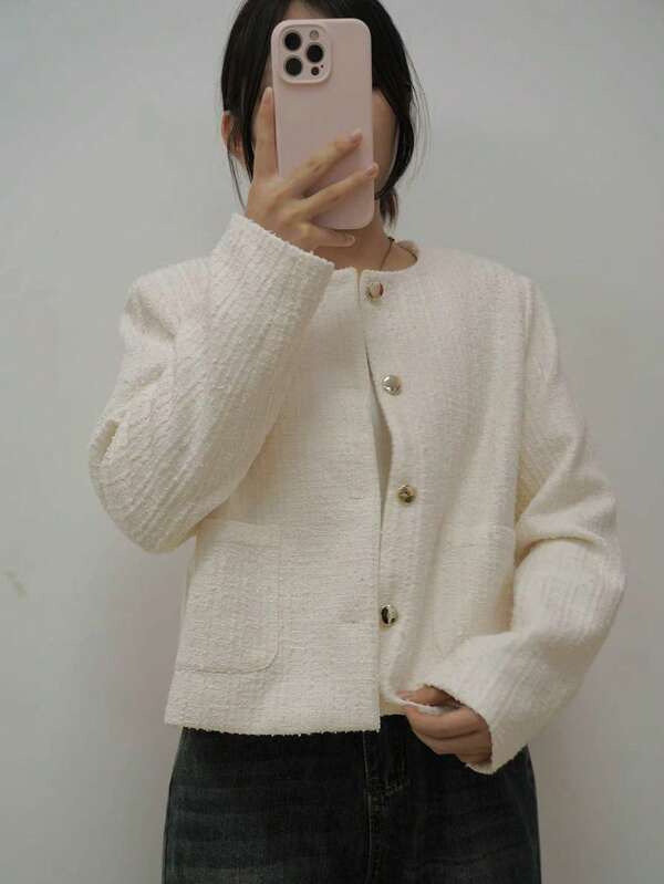 Simple et , ce manteau court à col rond pour femmes est parfait pour le port quotidien, les déplacements et la tenue décontractée à la maison. C'est un excellent choix pour l'automne et Noël.