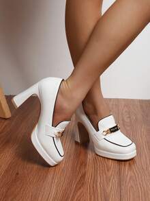 Mocasines de tacón grueso elegantes para mujer, Oxfords blancos con acento de cadena metálica, Bombas de estilo británico retro versátiles para uso diario, fiesta, trabajo, cita, boda, todas las estaciones, que realzan la altura y la longitud de las piernas