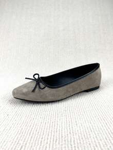 女士浅灰色蝴蝶结装饰芭蕾平底鞋，高品质浅灰色天鹅绒材质，休闲舒适，优雅的法式软底一脚蹬乐福鞋，适合搭配连衣裙、通勤和办公穿着，四季皆宜，舒适百搭。