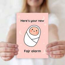 بطاقة تهنئة مع مغلف لمناسبة وصول مولود جديد، رسم توضيحي لرضيع ملفوف بحنان على خلفية قمر وأنجم وردية فاتحة، مثالية لتهنئة اللحظات الخاصة مع الأصدقاء والعائلة والزملاء - متعدد الألوان - مشاهدة 5