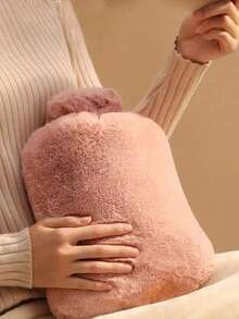 1个毛绒外罩热水袋，适合女孩使用，可用作暖宝宝、暖肚子、热水袋，小巧便携，可装水，暖手。