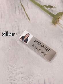 LICVIC 1/2 Stück personalisierter Namensschild-Anstecker, individualisierter eleganter Edelstahl-Namensschild, minimalistisches Design, neuartiges Slogan-Thema für Geschäfts-ID - quadratischer Anstecker für Manager und Fachkräfte, Geschenk zum Vatertag, Muttertag, Geschenk für Lehrer, Firmenpräsente, Schulmaterial, Rückkehr zur Schule, Schulgeschenk, für Büro, für Schule, für Klassenzimmer, für Lehrergeschenke, für Universität, für Kollegen, für Studentenwohnheime, für Lehrer, für Jungen und Mädchen, für Teenager, Schüler der Sekundarstufe I, Schüler der Sekundarstufe II, Studenten, Erstsemester, Zweitsemester, Unterstufenschüler, zarte Romantik, utilitaristische Eleganz, Neujahrsglamour, Reiseorganizer, individualisierter Anstecker - Stil A - Übersicht 7