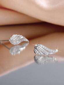 一对优雅的立方氧化锆耳钉，适合女性佩戴，可用于婚礼、订婚、周年纪念、派对、情人节等场合。 - 銀色 - 查看 4