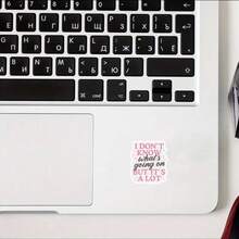 趣味“我不知道发生了什么，但事情很多”汽车贴纸 - 醒目的黑粉色字体 - 防水防刮乙烯基材质 - 自粘装饰，适用于汽车、笔记本电脑、头盔、摩托车、工具箱、吉他、自行车 - 易于粘贴和移除，笔记本电脑贴纸，趣味设计，防水贴花，自行车贴花，耐用材质，适合上班族，大型汽车贴纸，汽车标志 - 彩色 - 查看 2