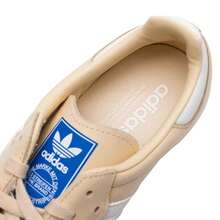 Adidas Originals 男女通用休闲鞋，中性运动鞋，SAMBA OG 滑板鞋，低帮舒适轻便通勤步行鞋，旅行简约复古慢跑健身运动鞋，JR0914 - 岩層沙暴土/亮白/樹脂黃 - 查看 5