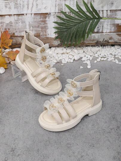 1 Đôi sandal La Mã màu ngà voi cho bé gái, màu trơn, quai chéo nhiều lớp mềm mại + khóa đính đá hình trái tim lấp lánh, mũi tròn hở ngón, đế platform co giãn chống trượt, thiết kế khóa kéo ở gót, sandal cao cổ công chúa ngọt ngào thời trang, phù hợp cho bé gái 3-12 tuổi đi học, đi chơi, biểu diễn trong các dịp lễ, du lịch, nghỉ mát, mẫu mới mùa xuân/hè.