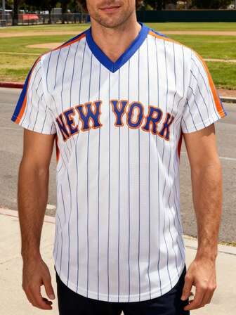 男士条纹短袖V领棒球衫，绣有字母和数字18，舒适训练和比赛上衣