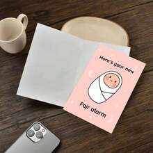 بطاقة تهنئة مع مغلف لمناسبة وصول مولود جديد، رسم توضيحي لرضيع ملفوف بحنان على خلفية قمر وأنجم وردية فاتحة، مثالية لتهنئة اللحظات الخاصة مع الأصدقاء والعائلة والزملاء - متعدد الألوان - مشاهدة 6