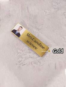 LICVIC 1/2 Stück personalisierter Namensschild-Anstecker, individualisierter eleganter Edelstahl-Namensschild, minimalistisches Design, neuartiges Slogan-Thema für Geschäfts-ID - quadratischer Anstecker für Manager und Fachkräfte, Geschenk zum Vatertag, Muttertag, Geschenk für Lehrer, Firmenpräsente, Schulmaterial, Rückkehr zur Schule, Schulgeschenk, für Büro, für Schule, für Klassenzimmer, für Lehrergeschenke, für Universität, für Kollegen, für Studentenwohnheime, für Lehrer, für Jungen und Mädchen, für Teenager, Schüler der Sekundarstufe I, Schüler der Sekundarstufe II, Studenten, Erstsemester, Zweitsemester, Unterstufenschüler, zarte Romantik, utilitaristische Eleganz, Neujahrsglamour, Reiseorganizer, individualisierter Anstecker - Stil A - Übersicht 11