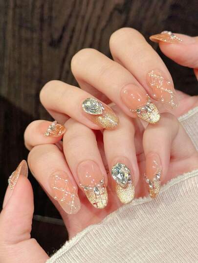 10片手工法式短椭圆美甲贴纸，金色手工假指甲，镀铬金色渐变法式猫眼装饰，饰以白色珍珠和奢华宝石水钻，新款秋冬美甲贴纸，亚克力按压式美甲，短款按压式美甲，适合正式场合和节日，是送给女性和女孩的完美礼物。