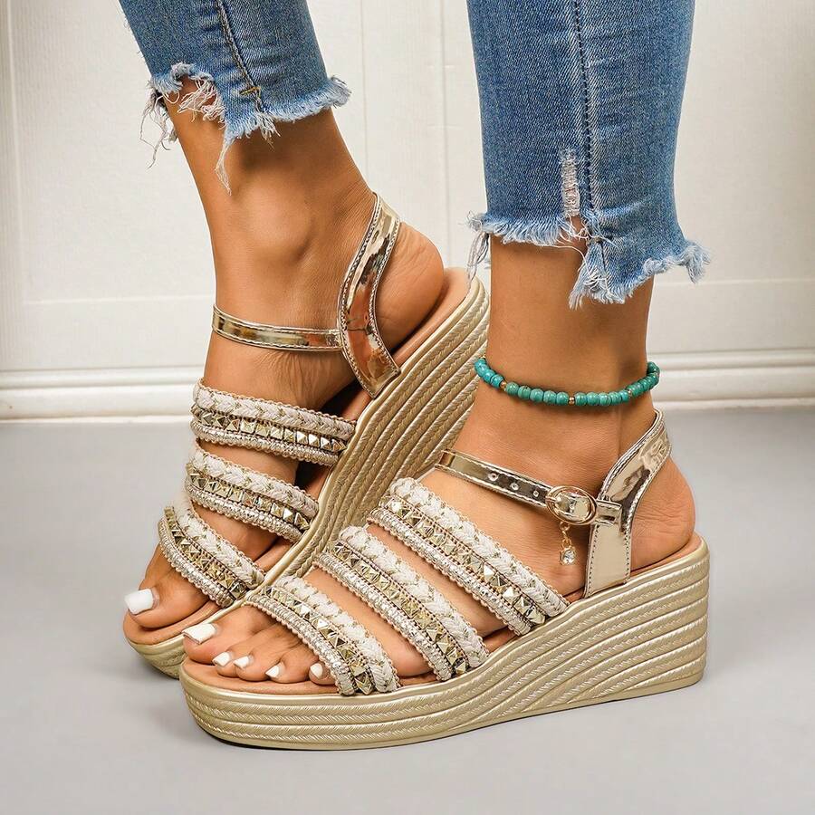 Sandalias de mujer con cuña de suela gruesa, huecas y con tira de punta abierta - Dorado - Ver 1