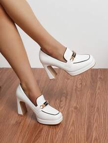 Mocasines de tacón grueso elegantes para mujer, Oxfords blancos con acento de cadena metálica, Bombas de estilo británico retro versátiles para uso diario, fiesta, trabajo, cita, boda, todas las estaciones, que realzan la altura y la longitud de las piernas