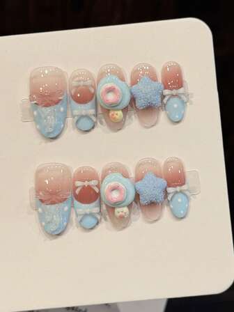 10片可爱卡通手工亚克力按压式美甲贴纸，饰有蓝色法式美甲贴片、3D蝴蝶结和手绘可爱白色波点蝴蝶结，以及手绘猫爪、甜甜圈和蓝色糖果星星。