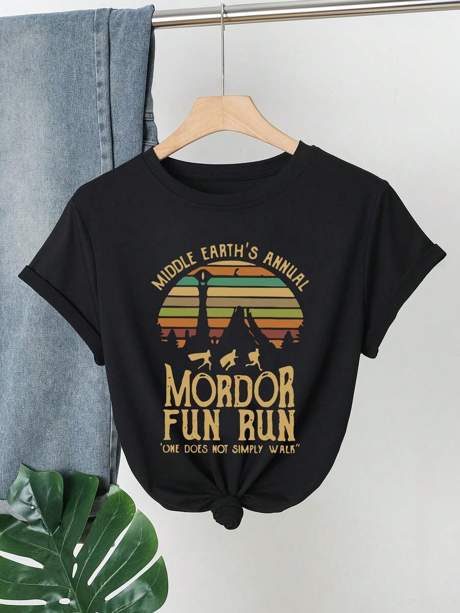 Camiseta casual de mujer de poliéster con estampado divertido de MORDOR FUN RUN en diseño geométrico, cuello redondo, manga corta, ajuste regular, tejido de punto para todas las estaciones, color negro para verano - Negro - Ver 1